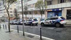 Cinco patrullas de la Polic�a Local de Santiago, frente al n�mero 32 de la calle de A Rosa