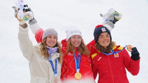 Ana Alonso con su medalla de bronce al lado de la campeona y subcampeonas ol�mpicas 
