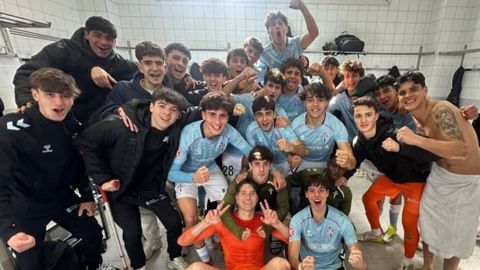 Los jugadores del Celta Juvenil A, celebrando el triunfo ante el Val Mi�or en Barreiro.