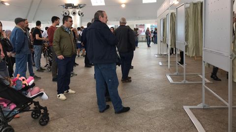 Cabinas en las mesas electorales de Siero