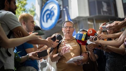 El presidente la Asociación Damnificados DANA Horta Sud Valencia, Christian Lesaec, tras la reunión con el presidente del PP, Alberto Núñez Feijoo, en la sede del PP en Madrid