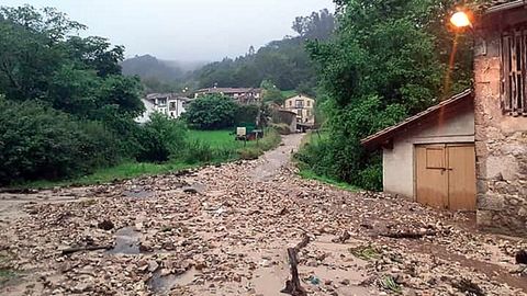 Calles en el concejo de Llanes a causa de las fuertes lluvias