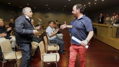 Francisco V�zquez Rogel (derecha), frente a su oponente Manolo Abalo en la votaci�n de las �ltimas elecciones a la presidencia del Arousa