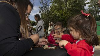 Uno de los talleres, ayer, en la Praza do Concello 