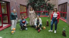 Las educadoras Lourdes, Alicia, Carmen, Cruz y Graciela, en uno de los patios interiores del centro esta Navidad