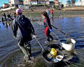 Las mariscadoras reclaman el fin de la zona C en la r�a.