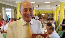 Imagen de archivo de la entrega del salacot institucional despu�s de 42 a�os de servicio a Jos� Antonio Sotelo, exjefe de la Polic�a Local de Vigo fallecido a los 83 a�os.