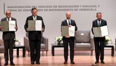 El presidente de la Asamblea Nacional de Venezuela, Jorge Rodrguez, el canciller mexicano Marcelo Ebrard; el director del Centro Noruego de Resolucin de Conflictos, Dag Nylander, y el representante de la oposicin venezolana, Gerardo Blyde Prez, posan en la inauguracin del proceso de negociacin y dilogo en el Museo de Antropologa e Historia de la Ciudad de Mxico (Mxico). Las negociaciones entre el Gobierno y la oposicin de Venezuela para resolver la crisis poltica y social del pas arrancaron este viernes en Mxico con la firma de un memorando de entendimiento en el Museo Nacional de Antropologa de la capital mexicana.