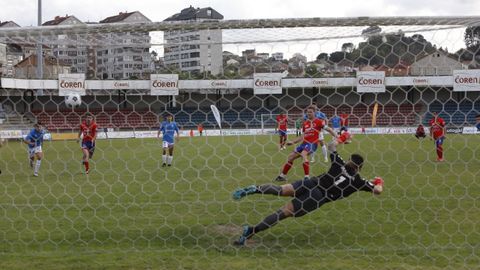 Hugo Garca anot desde el punto de penalti el primero de sus tres goles en O Couto