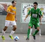 El xovense Pipe, de verde, presiona a un jugador del Coruxo.