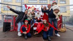 Peque�os, y no tan peque�os, junto a Pap� Noel en Vimianzo