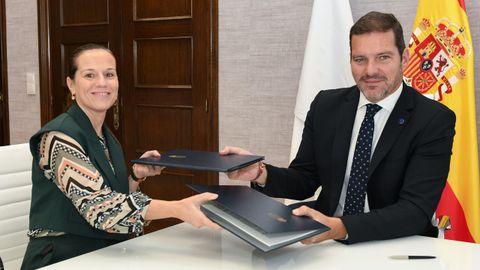 La alcaldesa de Bande, Sandra Quintas, y el conselleiro de Cultura, Jos Lpez Campos, tras la firma del convenio para la rectoral de Santa Comba.
