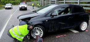 El operario de la gra revisa tras el accidente el coche en el que viajaba el nio con sus padres y su abuela