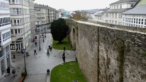 Muralla de Lugo, en Porta Bispo Aguirre, peatonalizado