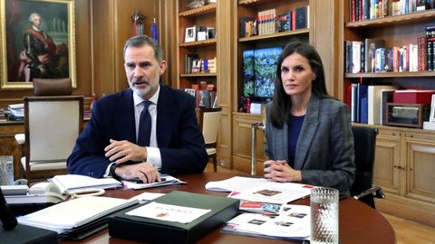 El rey Felipe VI y la reina Letizia durante una videoconferencia en el palacio de la Zarzuela en Madrid el pasado viernes.