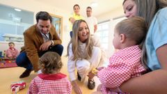 La conselleira Fabiola Garc�a visit� la escuela infantil de Oroso acompa�ada por el alcalde, �lex Doval