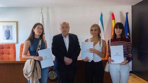 Las jóvenes este viernes recogiendo la ayuda junto al presidente del Colegio de Veterinarios, José Luis Benedicto