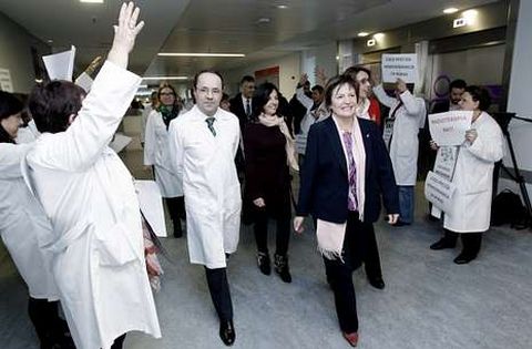 La conselleira Roc�o Mosquera, en su visita al HULA en enero pasado para inaugurar hemodin�mica. 