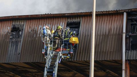 Los bomberos han extinguido el incendio declarado este jueves en una cinta transportadora de carb�n que une las instalaciones de ArcelorMittal en Veri�a con el Puerto de Gij�n