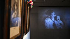 Wiktoria Ulma, con uno de sus hijos en una foto exhibida en el museo en su honor de Markowa (Polonia)