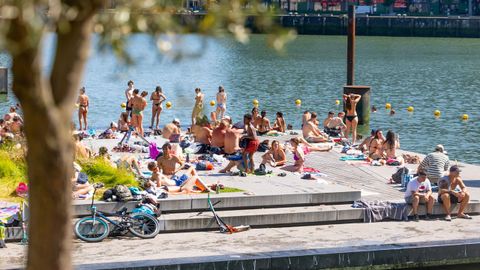 Gente se baña en el agua en la ciudad de Rotterdam, en los Países Bajos