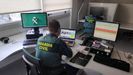 Un investigador de la Guardia Civil examinando datos de una pgina web