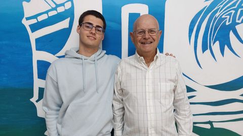 Alejandro P�rez, de 18 a�os, junto a Jos� Antonio Vilela, de 81, el martes tras la entrega del premio