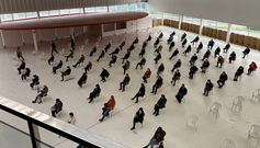 Vacunaci�n masiva contra el covid-19 en A Coru�a. Los vacunados en Expocoru�a han de esperar quince minutos tras el pinchazo en una sala habilitada para comprobar que no sufren reacciones al�rgicas