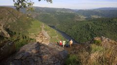 Un grupo de turistas observa el ca��n del Sil, en una imagen de archivo