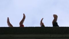 Aplausos en las ventanas y balcones en la r�a Doutor Casares de Lugo para aplaudir a los sanitarios
