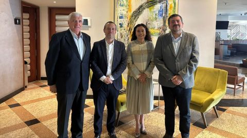 Crist�bal Dobarro, a la derecha de la imagen, con representantes de Umegal en M�xico.