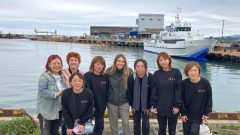 Luca Freitas con la nueva generacin de las Amas, buceadoras y mariscadoras de distintas especies como ostras o erizos de mar.