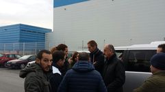Jos� Armando Tellado, director general de CAPSA, dialoga con los miembros del comit� de empresa