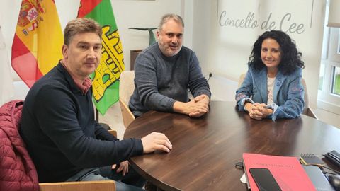 Representantes de la ANPA Celinda, con la alcaldesa de Cee