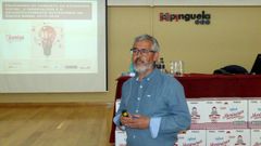 Xos� Lois Lamazares, coordinador general de la empresa chantadina Galletas Daveiga, en un momento de la charla que ofreci� a los estudiantes de A Pinguela