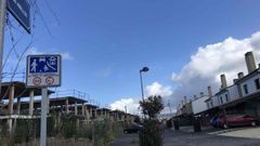 A la izquierda, estructuras que quedaron sin finalizar en Costa Mi�o y que ahora pasan a manos del Concello