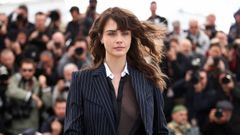 La modelo y actriz Cara Delevingne posa en la alfombra roja de Cannes.