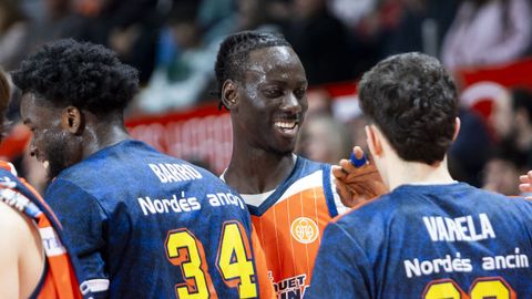 Abdou Thiam sonr�e durante un tiempo muerto en el Cartagena-Leyma Coru�a