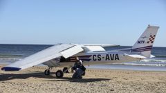 Dos ba�istas mueren al estrellarse una avioneta en una playa en Portugal