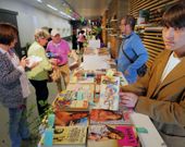 <span lang= es-es >Sin uso desde mayo</span>. Imagen del mercado sobre flores y libros que se celebr� el segundo fin de semana de mayo en el espacio central de la plaza, sin actividad desde entonces. 