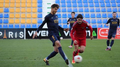 Javi Fernndez, de azul, en un partido con el UCAM Murcia