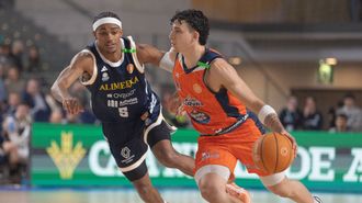 Caio Pacheco, manejando la pelota ante Parham.