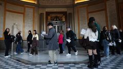 Visitantes este miércoles ante la Galería Apolo del Louvre, que permanece cerrada