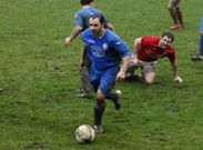 Los futbolistas del Sober y del Brol�n disputaron un derbi comarcal intenso e igualado. 