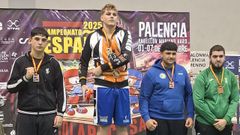 Ant�n Avil�s (primero por la izquierda), en el podio del campeonato de Espa�a.