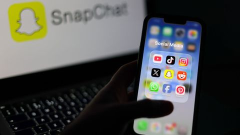 Logotipo de aplicaci&oacute;n Snapchat, especialmente popular entre los menores