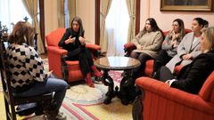 Lara M�ndez se reuni� con las trabajadoras del 010 despedidas, que se reincorporar�n