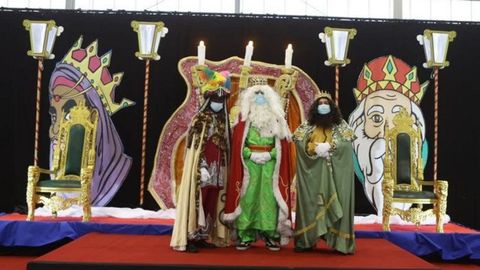 Los Reyes Magos posan en Betanzos, antes de la recepcin a los ms pequeos de la casa