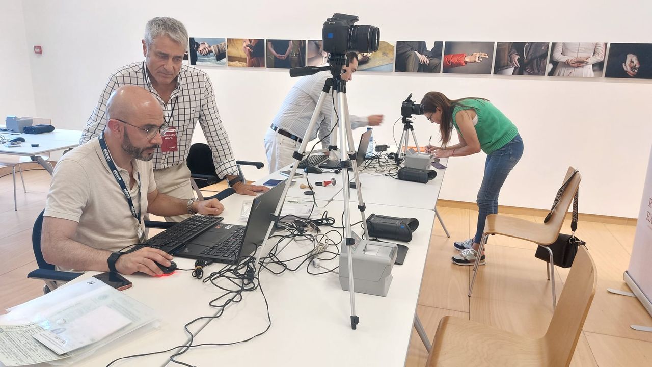 Una oficina móvil del consulado facilita trámites a cientos de mexicanos afincados en Ourense