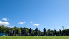 minuto silencio Arnau Requexon.Futbolistas, cuerpo t�cnico y trabajadores del Real Oviedo guardan un minuto de silencio en memoria de Francesc Arnau